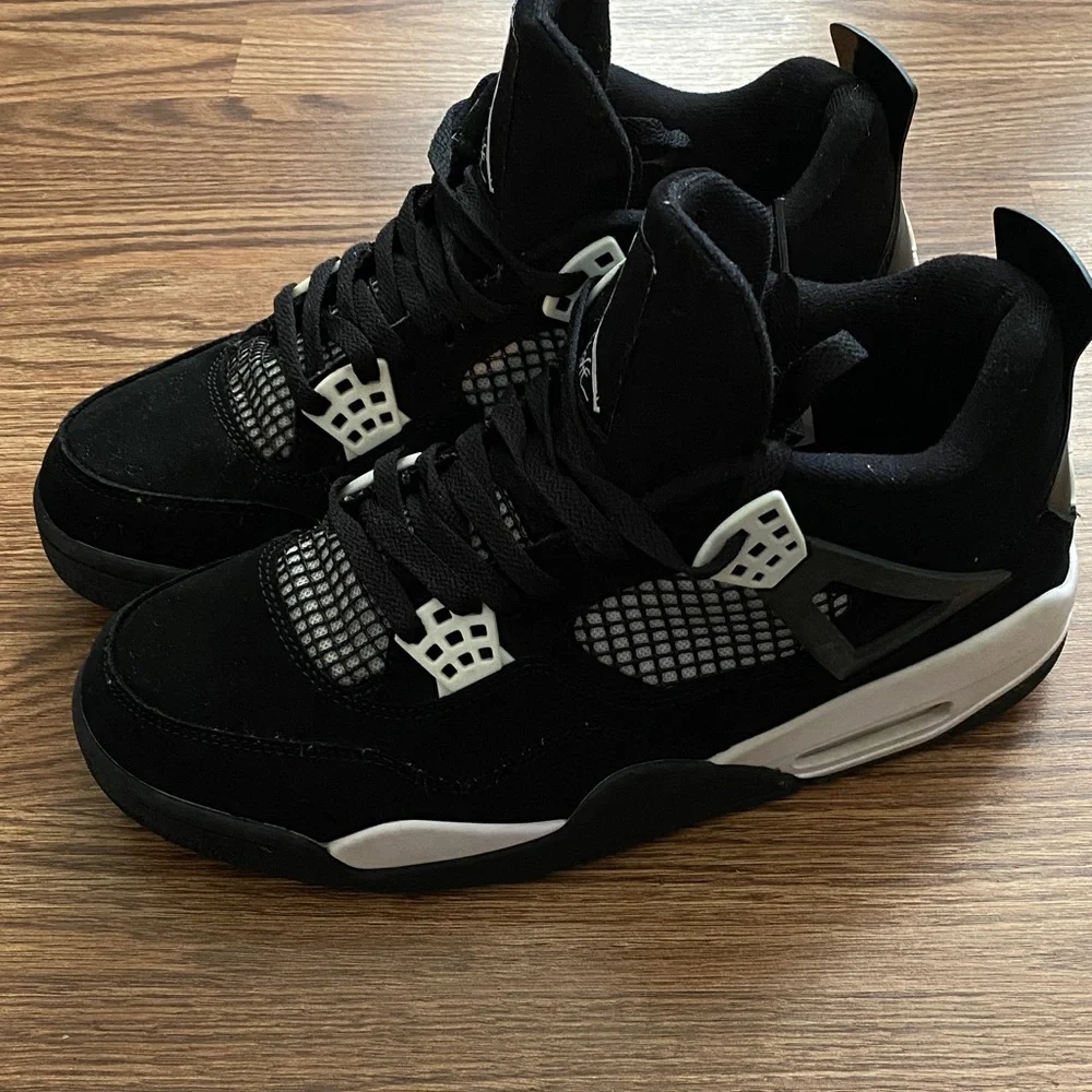 Jordan Men's Black and White Basketball Sneakers Retro Thunder Z. 10